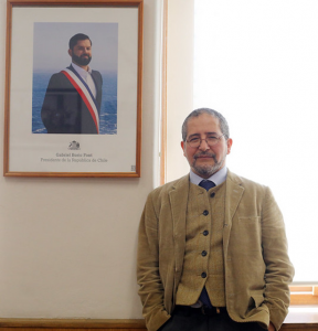 Director ejecutivo del INH, Emilio Torres Valdebenito. Director del INH, Emilio Torres Valdebenito, de pie, con la fotografía del Presidente Gabriel Boric al fondo, al lado izquierdo desde la vista del usuario.