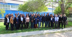 Fotografía del equipo INH en el Lanzamiento de la Política de Seguridad INH, tomada al aire libre, con el galpón y árboles de fondo.