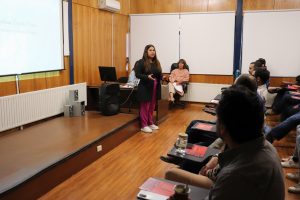 La delegada presidencial Stephanie Duarte expone de pie ante las personas asistentes.