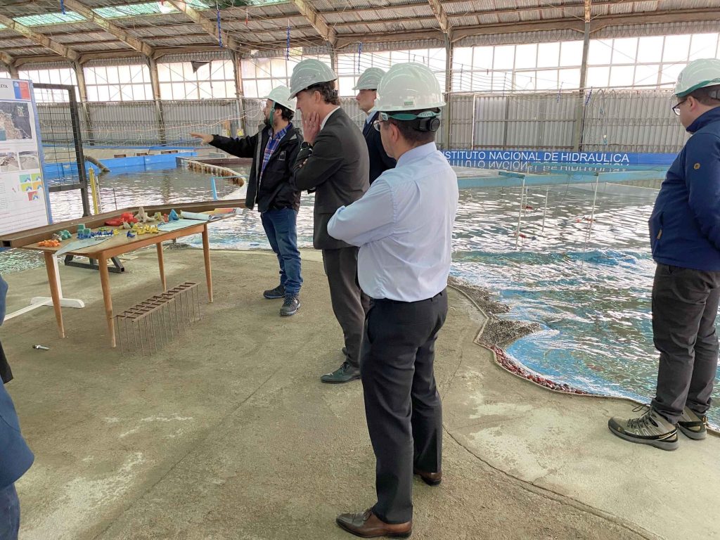 Asistentes visitan el modelo físico de la Caleta de Pescadores Artesanales de Valparaíso.