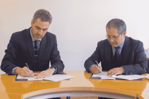 Rector de la UAI y director del INH firman el convenio.