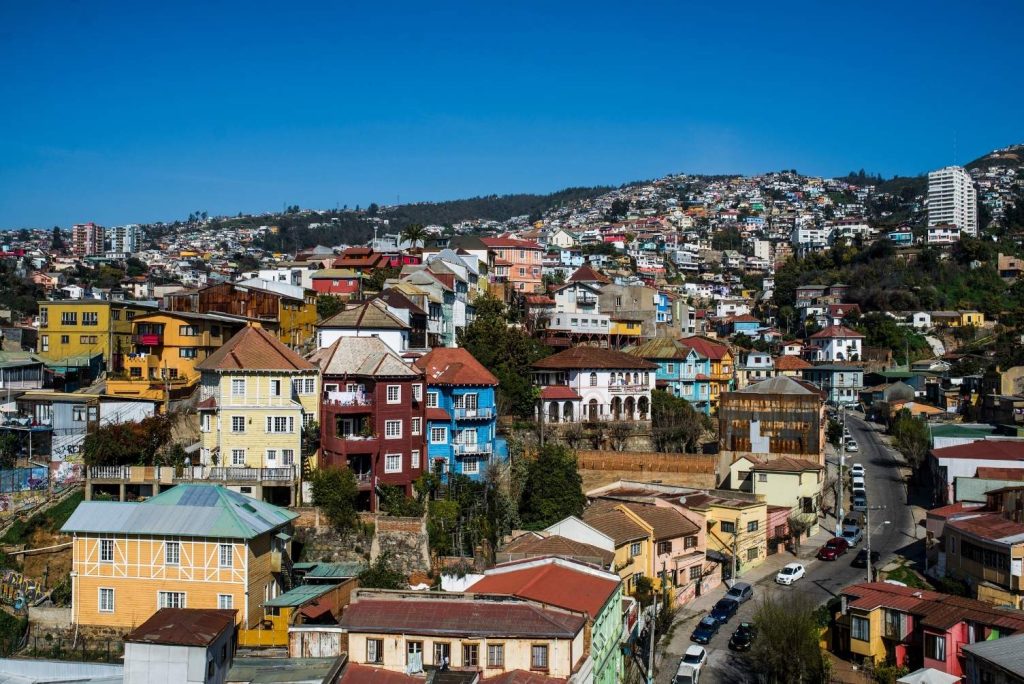Casas en los cerros de Valparaíso.